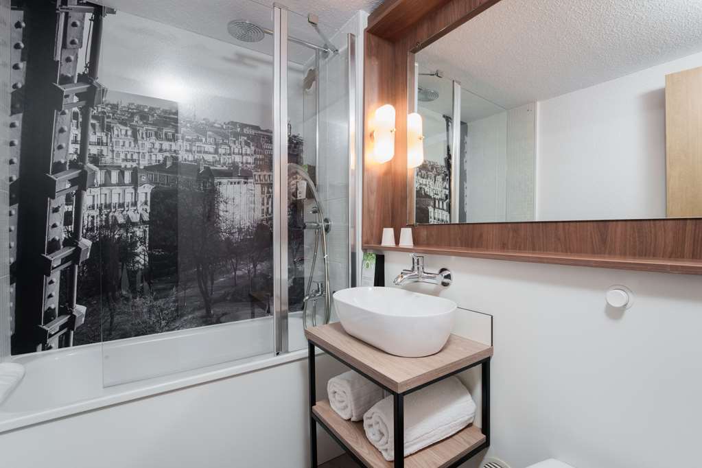 CAMPANILE NATURE - CAHORS-guestroom-Guest Room,Bathroom,On-Site.jpg