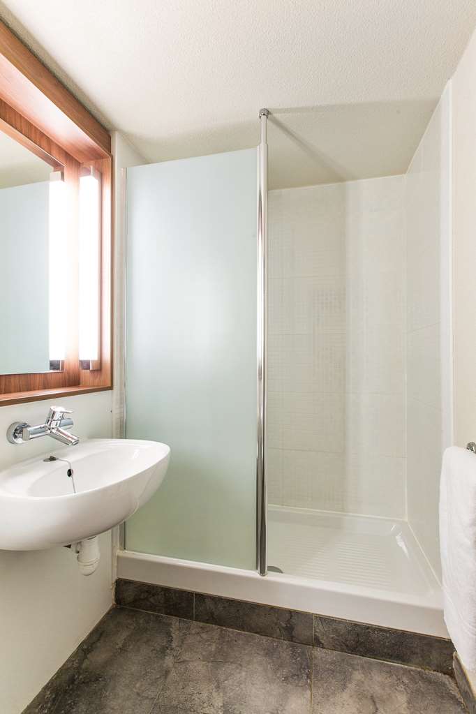 CAMPANILE CHATEAU THIERRY-guestroom-Guest Room,Bathroom,On-Site.jpg