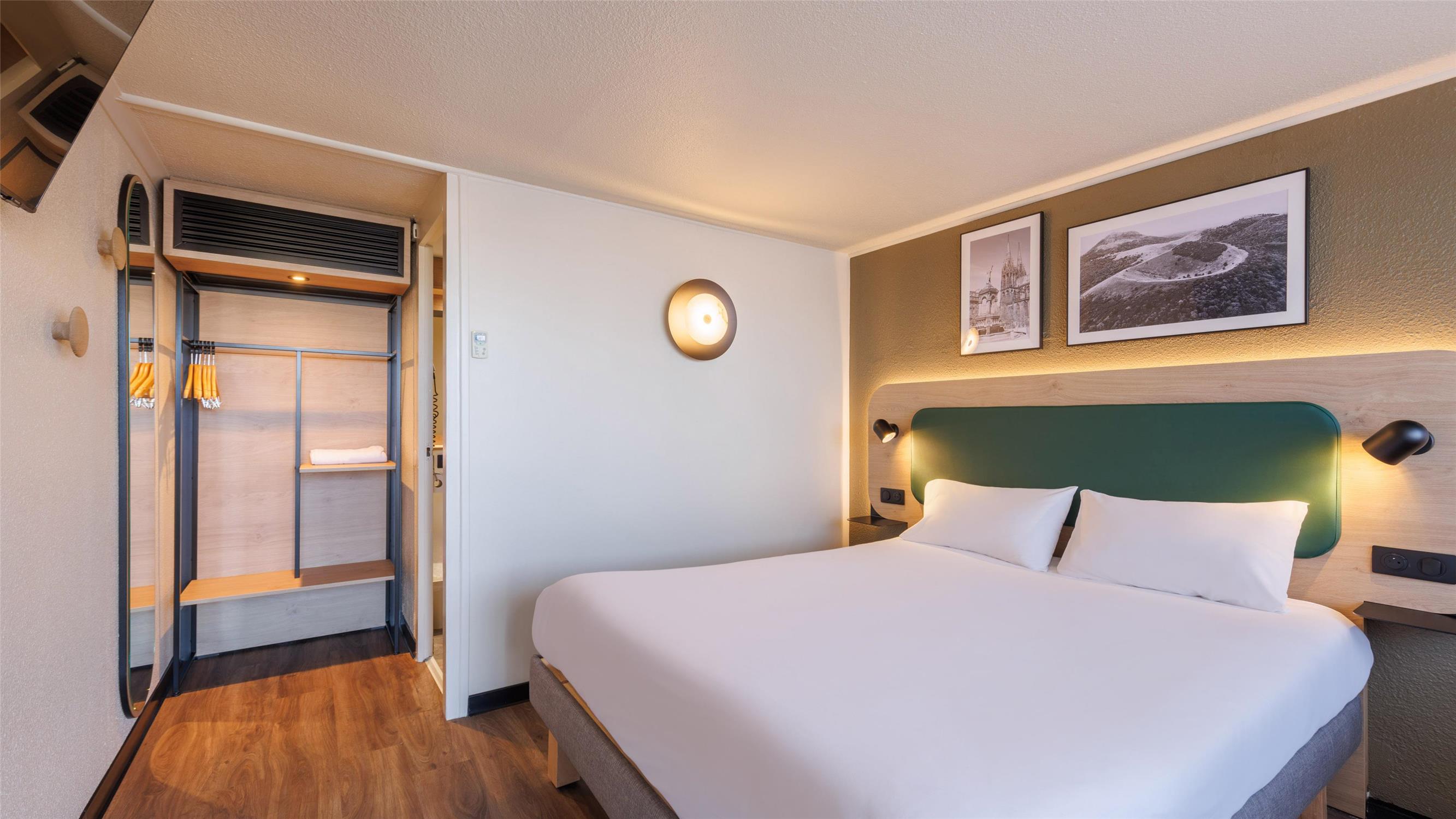 HÔTEL CAMPANILE NATURE - CLERMONT FERRAND LE BREZET - null