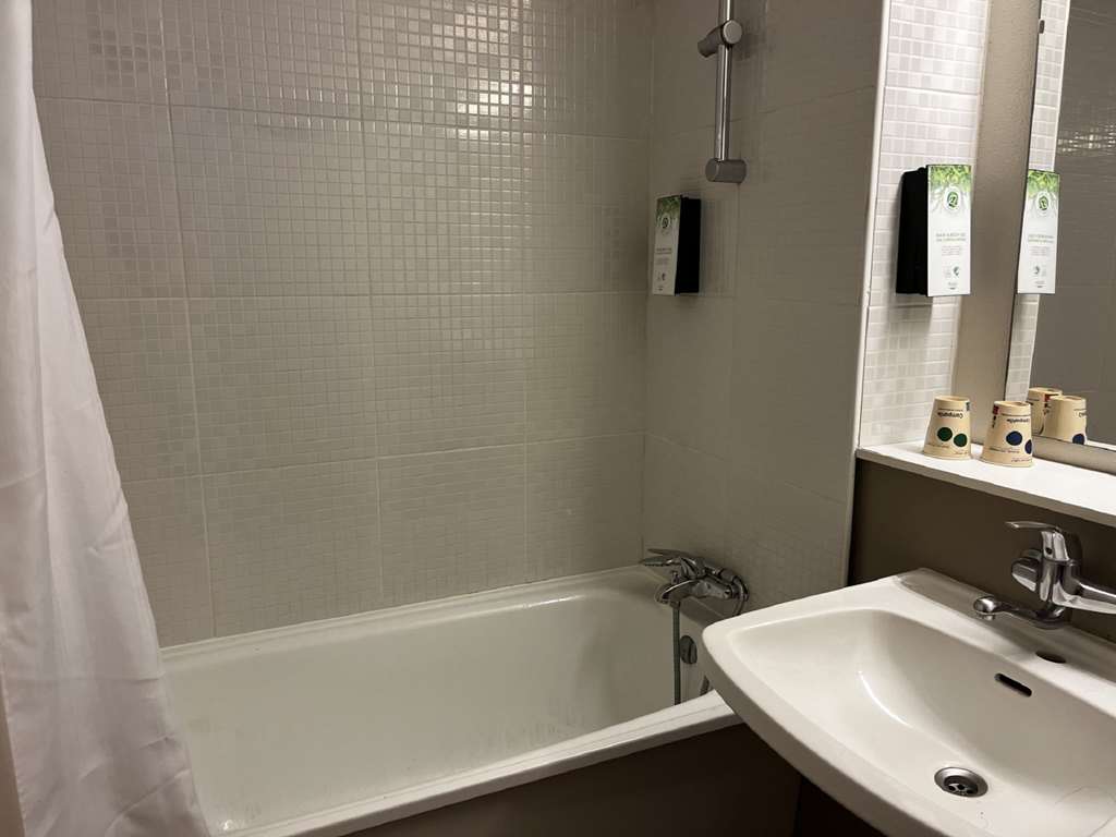 CAMPANILE DAX - SAINT PAUL LS DAX-guestroom-Guest Room,Bathroom,On-Site.jpg
