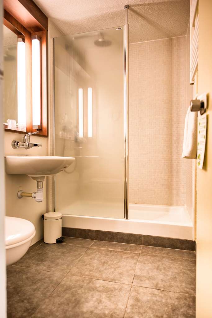 CAMPANILE DEAUVILLE - SAINT ARNOULT-guestroom-Guest Room,Bathroom,On-Site.jpg