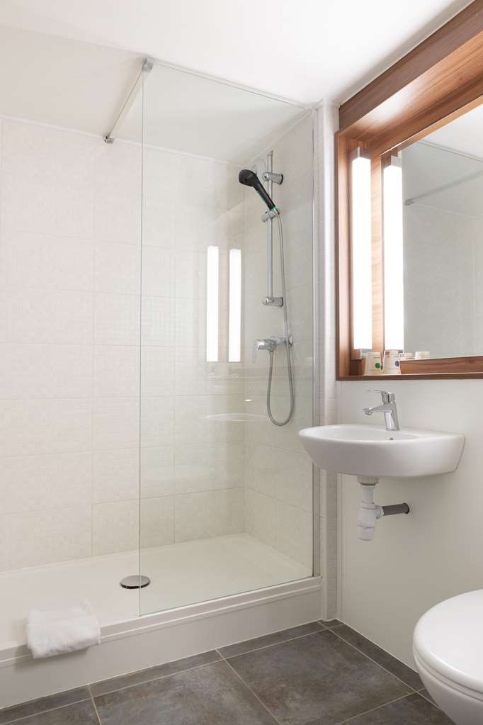 CAMPANILE DOLE-guestroom-Guest Room,Bathroom,On-Site.jpg