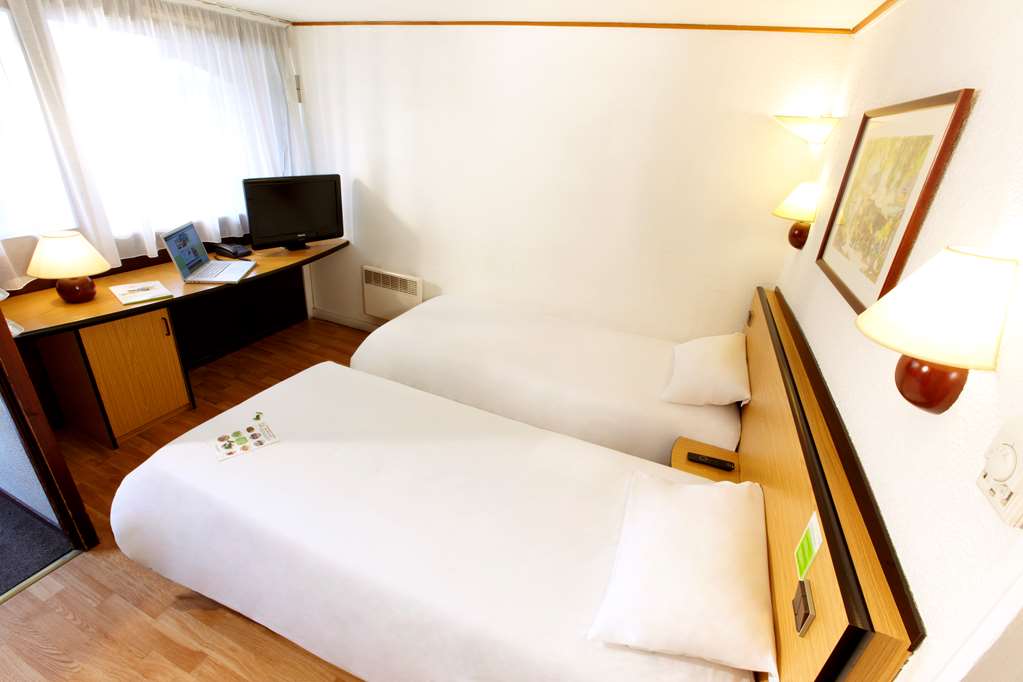 CAMPANILE LILLE SUD - DOUAI CUINCY-guestroom-Guest Room,Guest Room Amenity,Coffee/tea facilities,TV and multimedia,Indoor/Interior,On-Site,Telephone.jpg