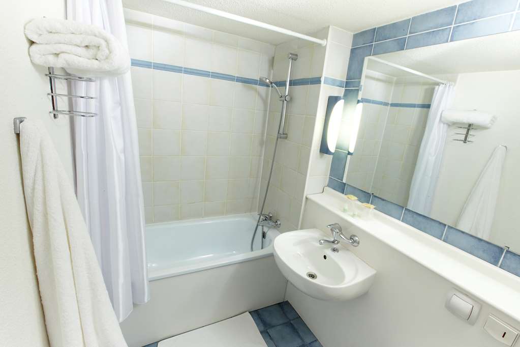 CAMPANILE DUNKERQUE EST - ARMBOUTS-guestroom-Guest Room,Bathroom,On-Site.jpg