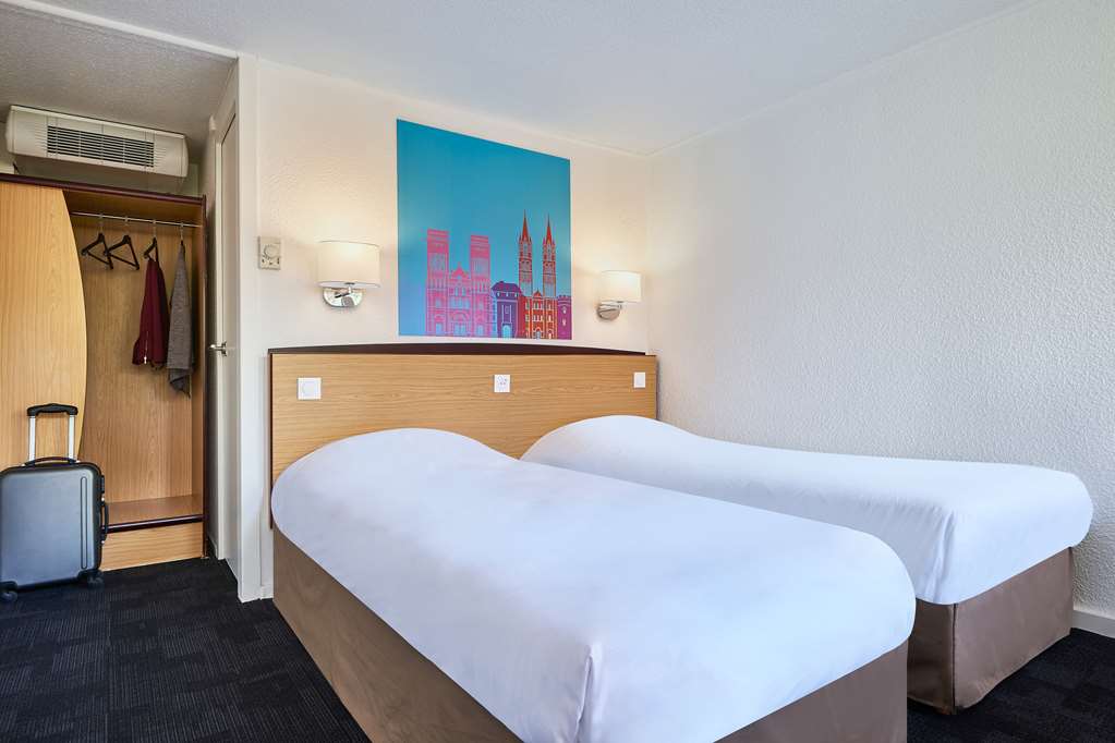 KYRIAD DIRECT EVREUX-guestroom-Guest Room,Bed,Guest Room Amenity,Coffee/tea facilities,TV and multimedia,Indoor/Interior,On-Site,Telephone.jpg