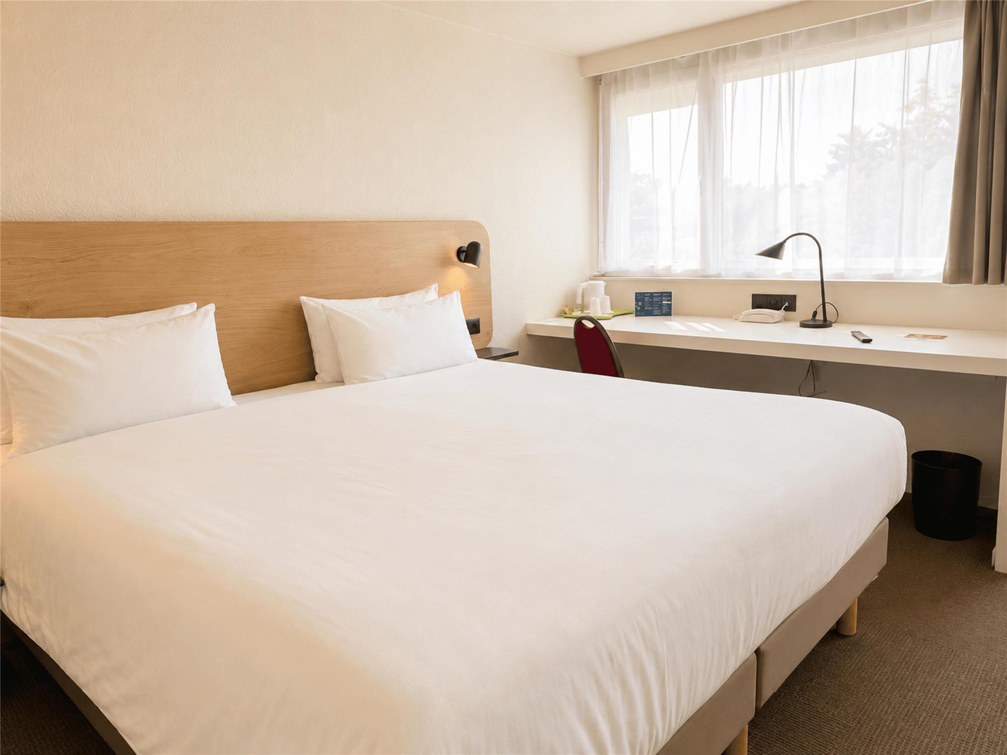 HÔTEL CAMPANILE EVRY EST - Saint Germain les Corbeil - Chambres / Logements