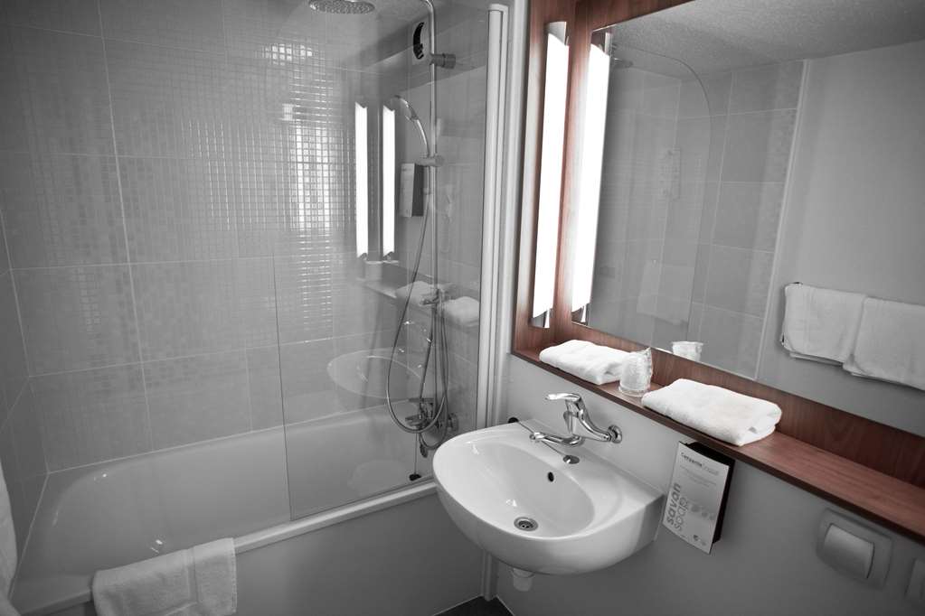 CAMPANILE HENDAYE-guestroom-Guest Room,Bathroom,On-Site.jpg