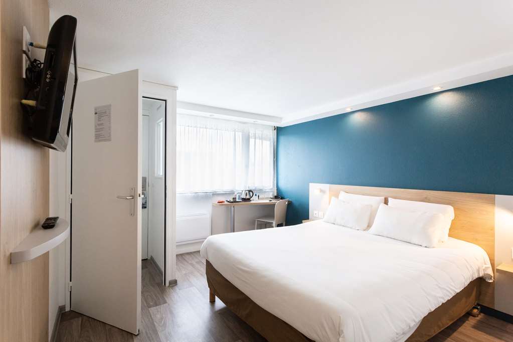 KYRIAD ISSOUDUN-guestroom-Guest Room,On-Site.jpg