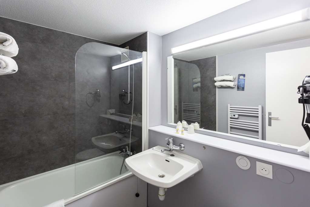 KYRIAD ISSOUDUN-guestroom-Guest Room,Bathroom,On-Site.jpg