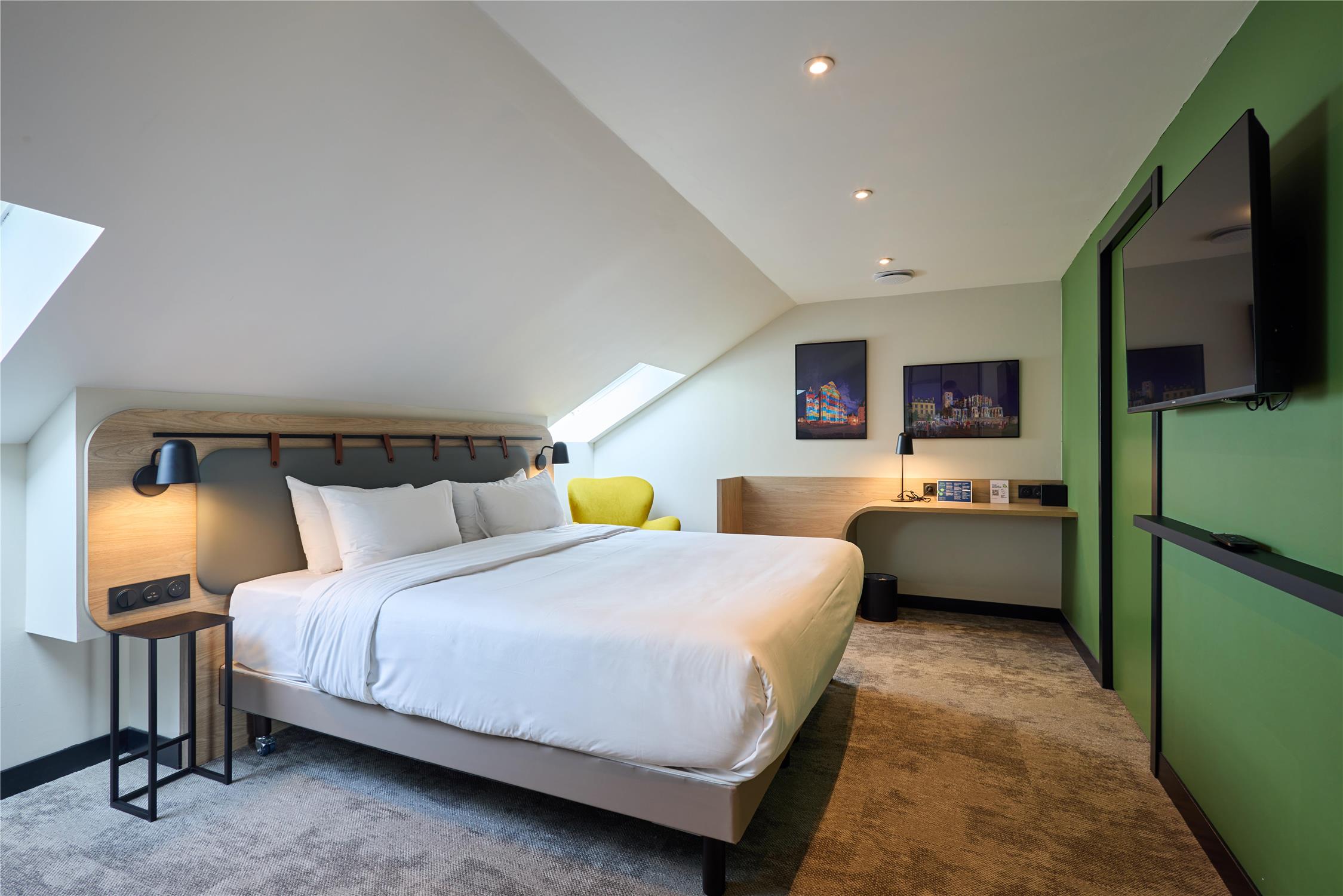 1 lit King Size et 1 Double Sofa Bed