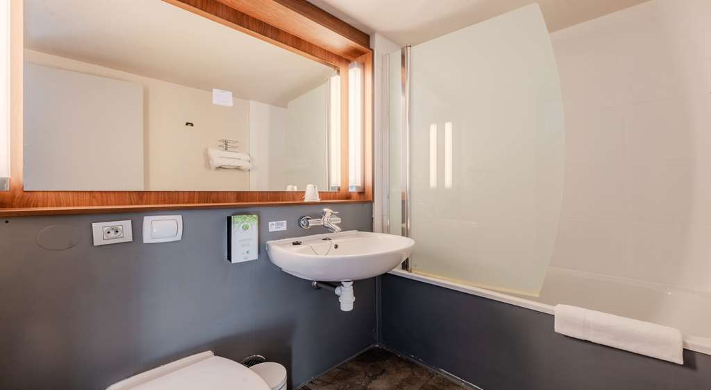 CAMPANILE LILLE EST - VILLENEUVE-guestroom-Guest Room,Bathroom,On-Site.jpg