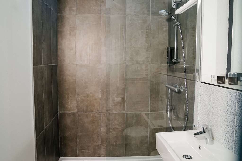 KYRIAD LILLE NORD - RONCQ-guestroom-Guest Room,Bathroom,On-Site.jpg