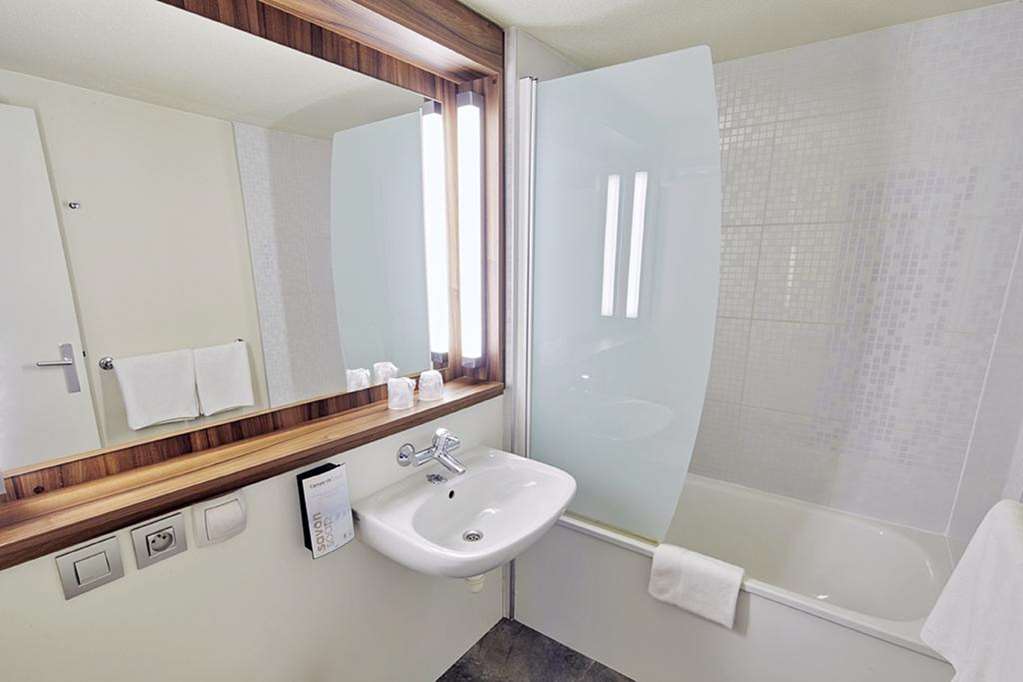 CAMPANILE LILLE OUEST - LOMME-guestroom-Guest Room,Bathroom,On-Site.jpg