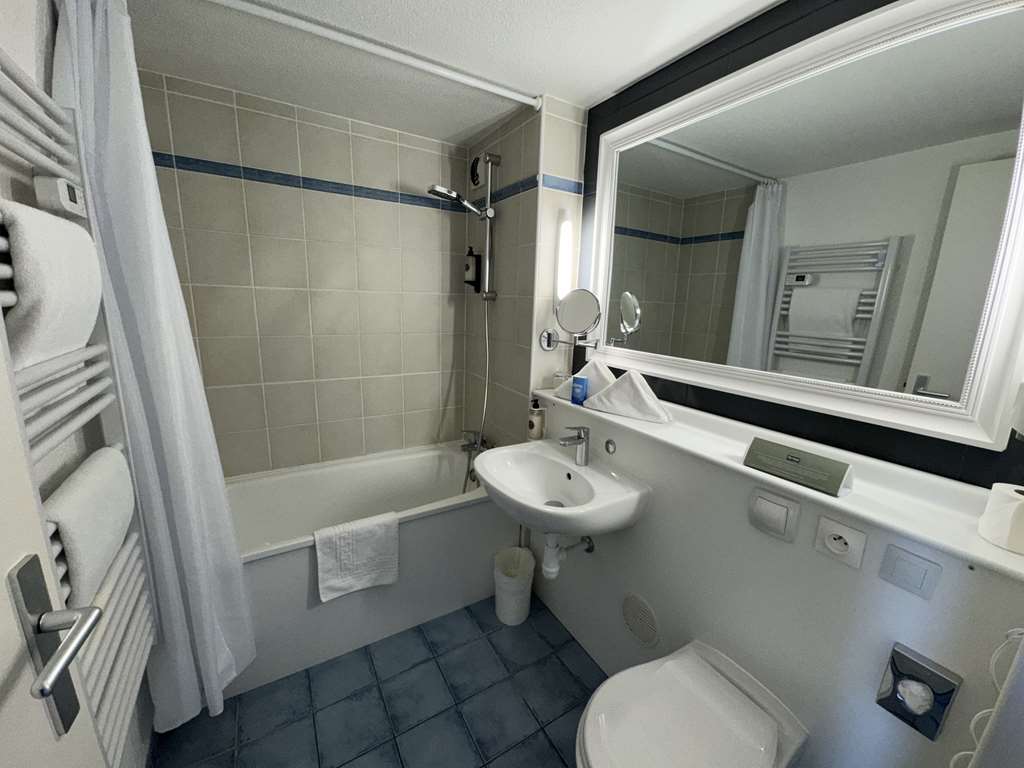 KYRIAD LISIEUX-guestroom-Guest Room,Bathroom,On-Site.jpg