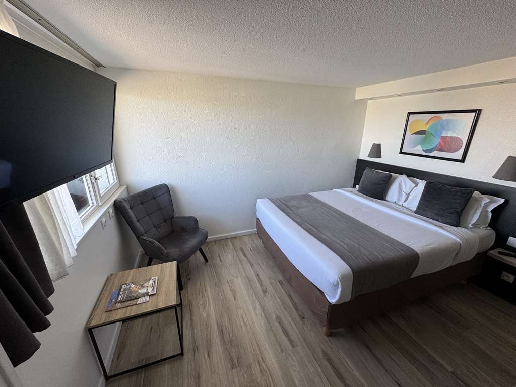 KYRIAD LISIEUX-guestroom-Guest Room,On-Site.jpg