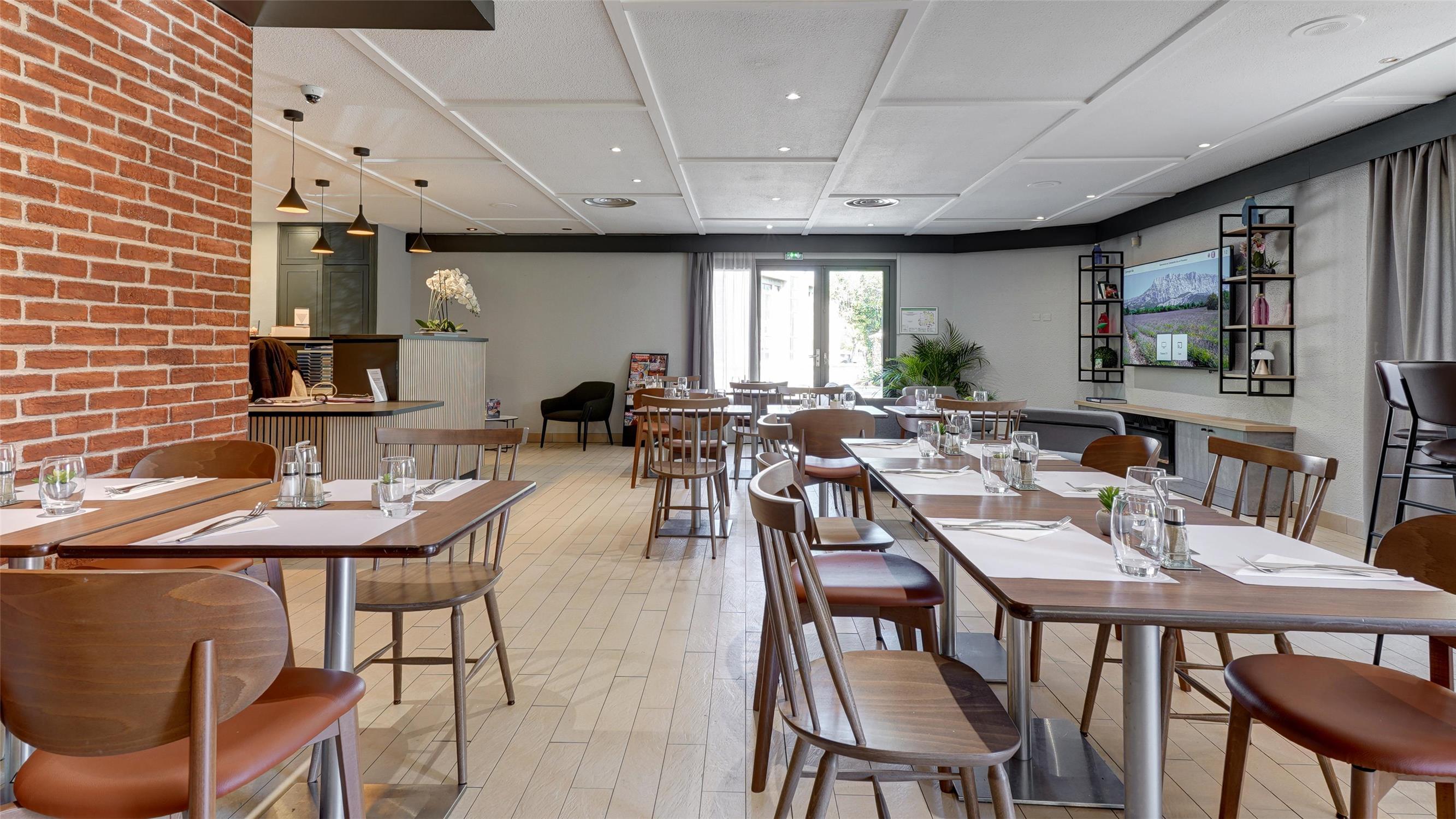 HÔTEL CAMPANILE NATURE - LYON AEROPORT - Restaurant / Etablissement gastronomique