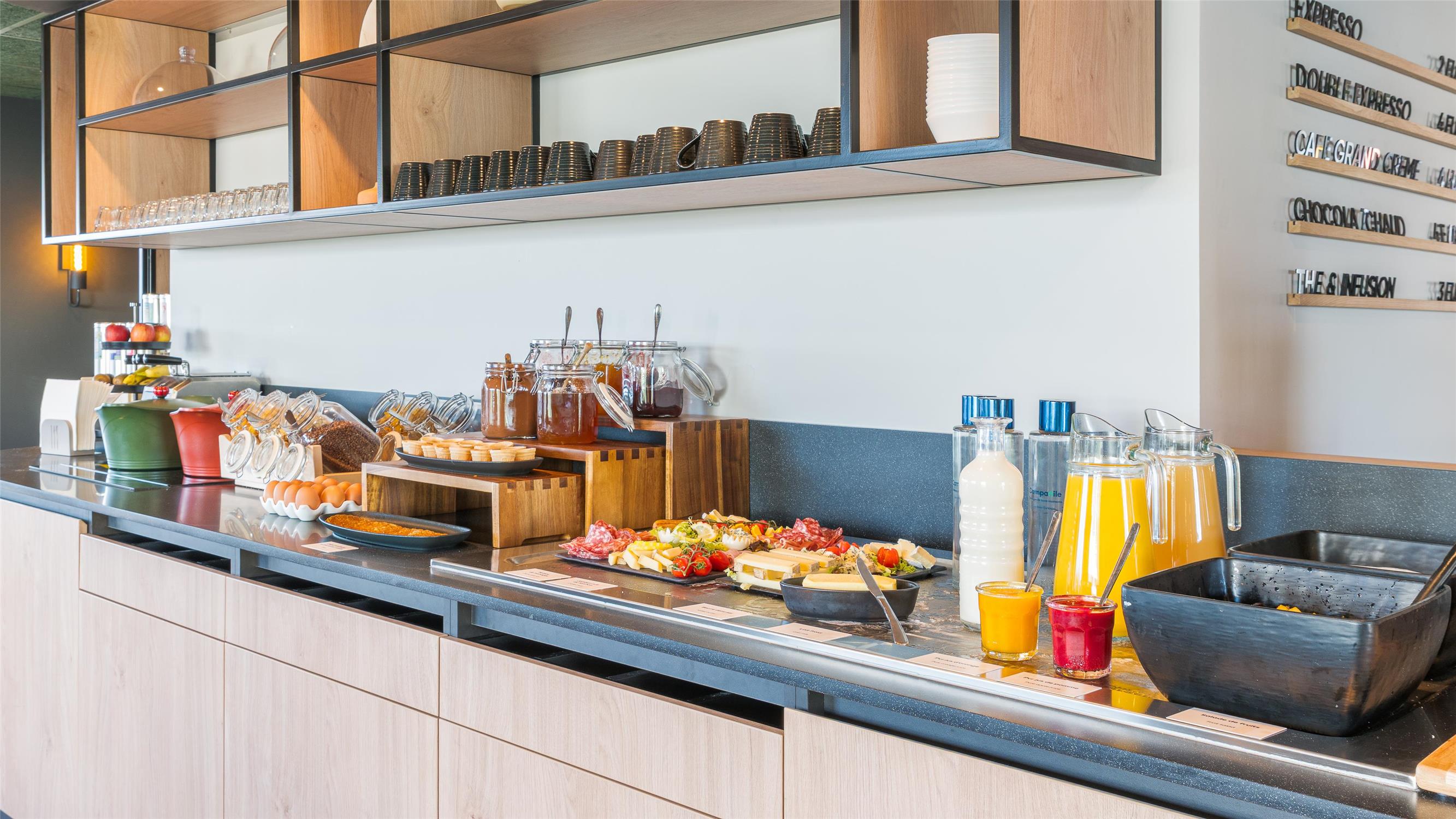 HÔTEL CAMPANILE NATURE - LYON EST BRON EUREXPO - Restaurant / Etablissement gastronomique