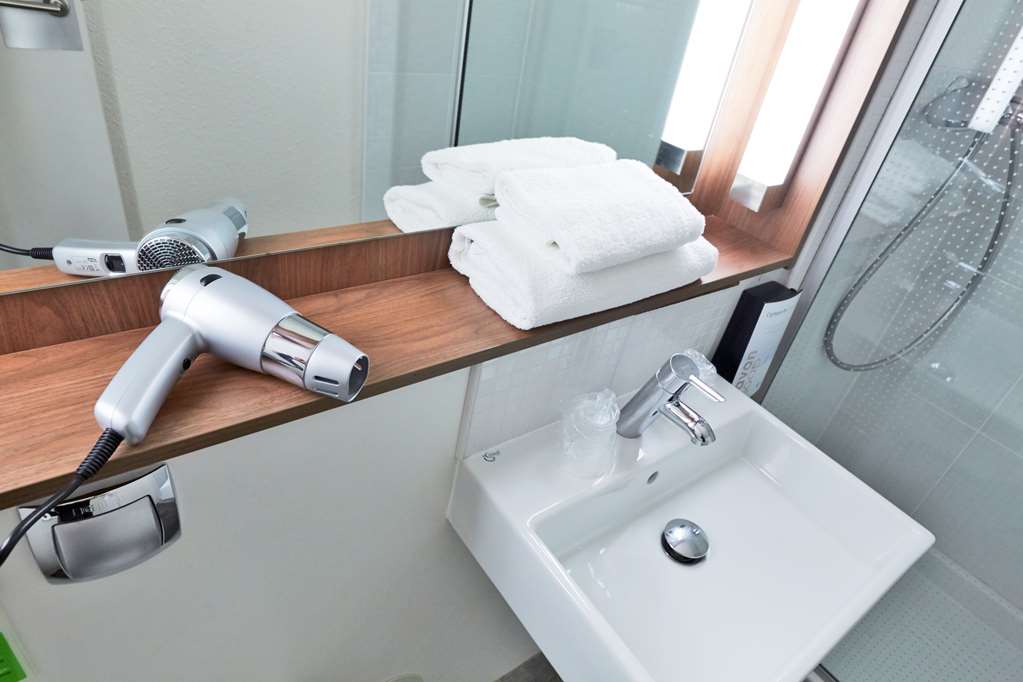 CAMPANILE LYON SUD - FEYZIN-guestroom-Guest Room,Bathroom,Shower,Sink,On-Site.jpg