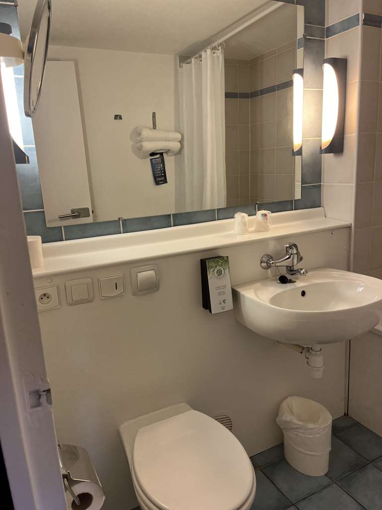 KYRIAD DIRECT MARSEILLE OUEST - MAR-guestroom-Guest Room,Bathroom,On-Site.jpg