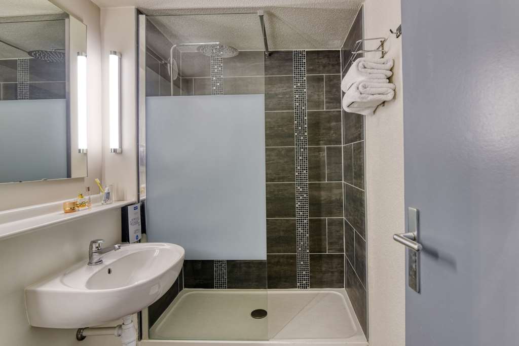 KYRIAD MONTAUBAN SUD - ALBASUD-guestroom-Guest Room,Bathroom,On-Site.jpg