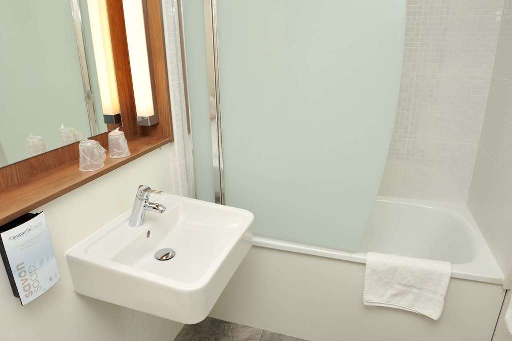 CAMPANILE MONTELIMAR LES TOURRETTES-guestroom-Guest Room,Bathroom,On-Site.jpg