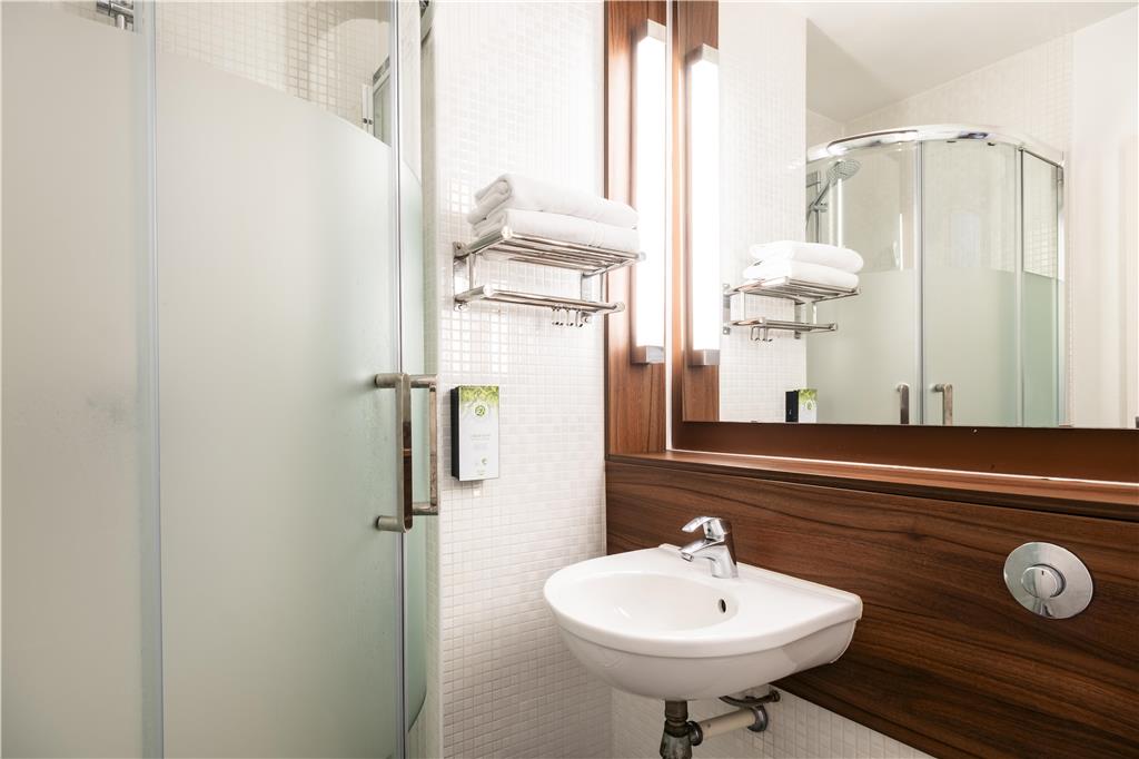 CAMPANILE DE MONTESSON LE VESINET-guestroom-Guest Room,Bathroom,On-Site.jpg