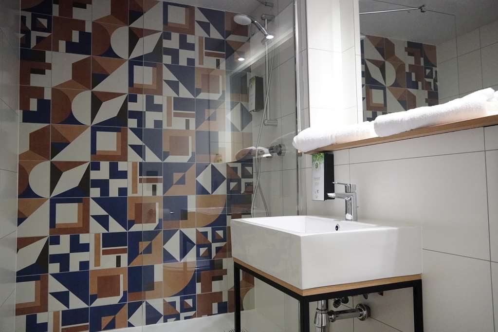 CAMPANILE MULHOUSE N ILLZACH ILE NA-guestroom-Guest Room,Bathroom,On-Site.jpg
