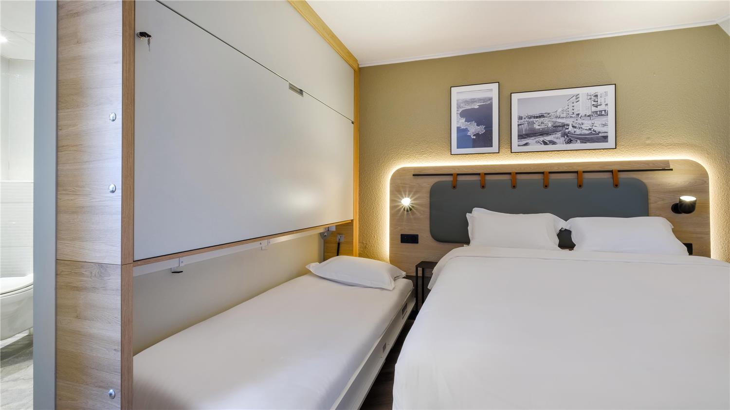 Трьохмісний 1