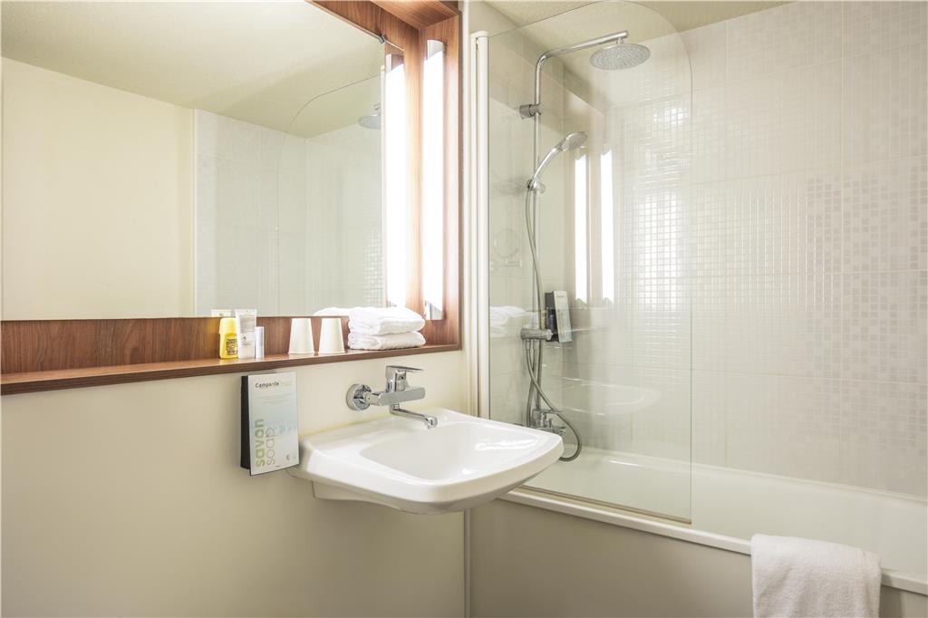 CAMPANILE NIMES SUD CAISSARGUES-guestroom-Guest Room,Bathroom,Accessibility,On-Site.jpg