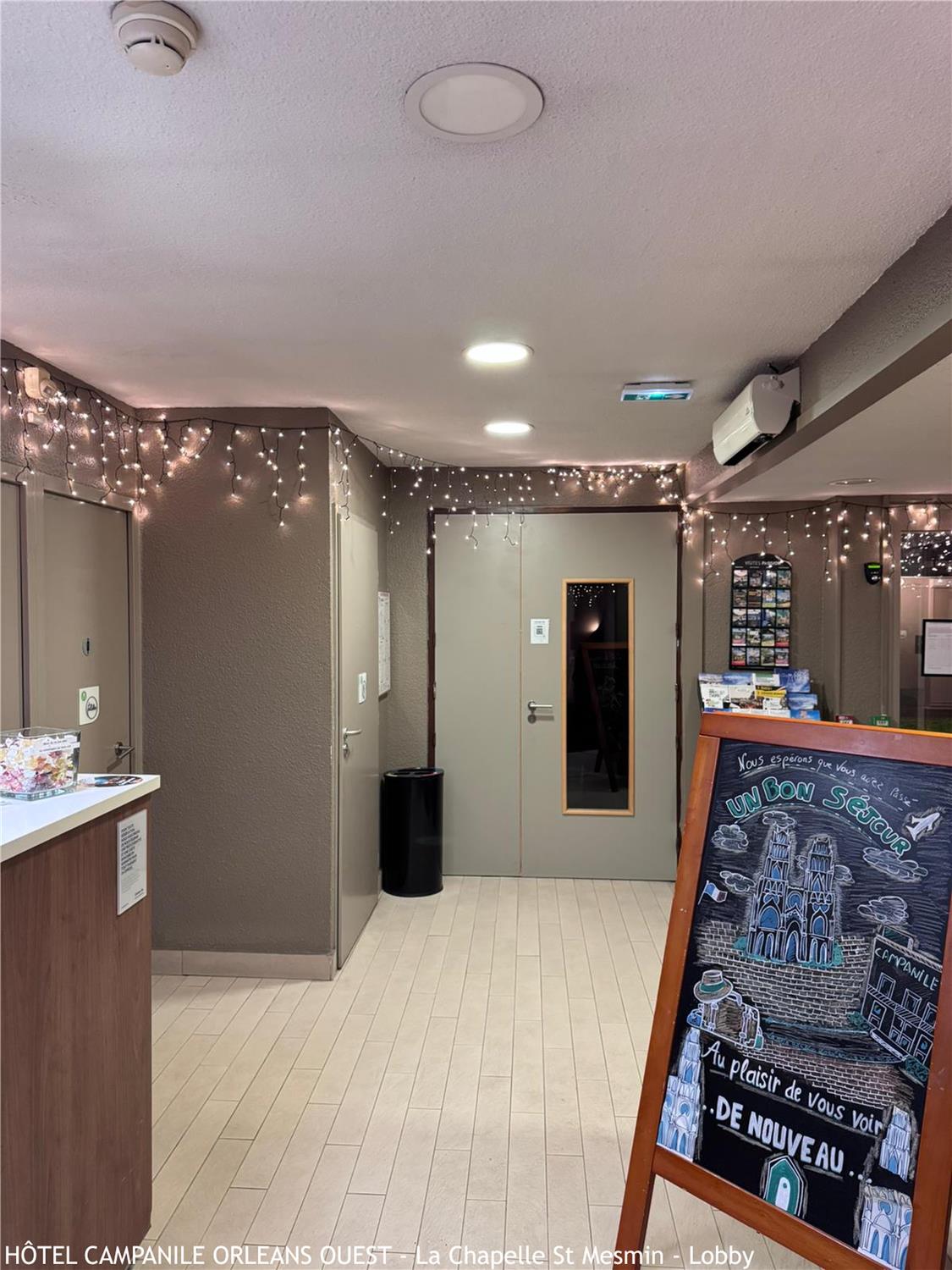 HÔTEL CAMPANILE ORLEANS OUEST - La Chapelle St Mesmin - Vue du lobby