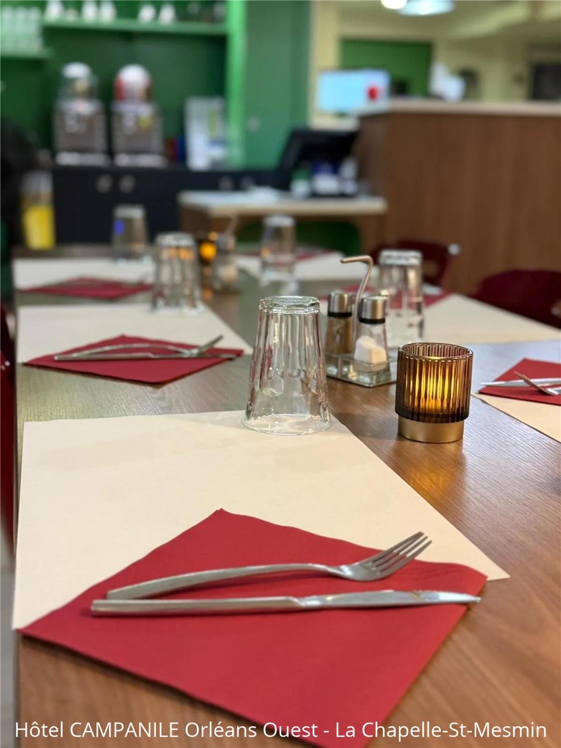 HOTEL CAMPANILE ORLEANS OUEST - La Chapelle St Mesmin - table restau bar Hotel Campanile Orleans Ouest la Chapelle Saint Mesmin