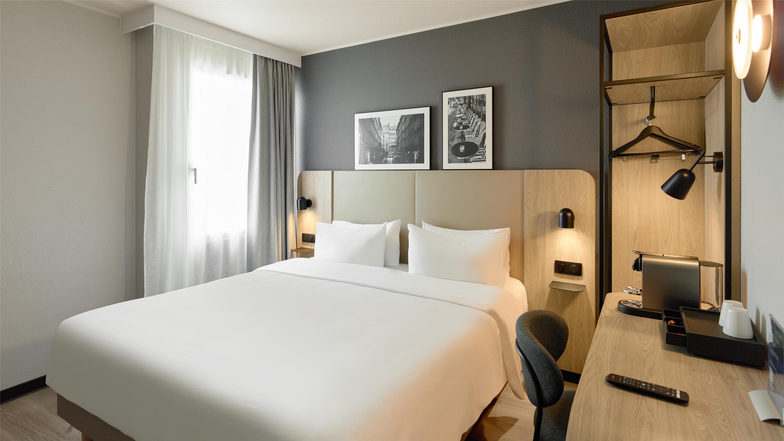 Campanile Prime Pantin - Superior Room - King Bed
