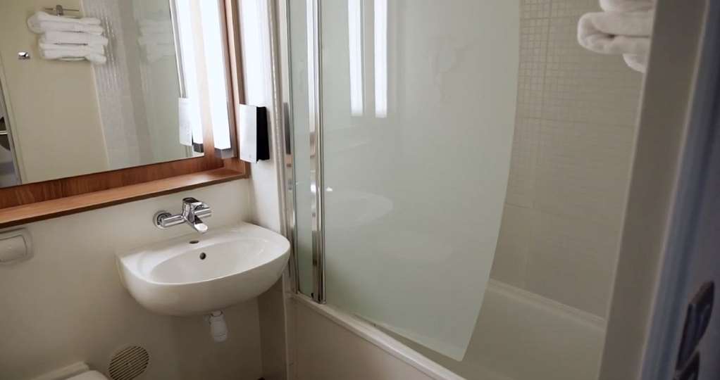 CAMPANILE GENNEVILLIERS BARBANNIER-guestroom-Guest Room,Bathroom,On-Site.jpg
