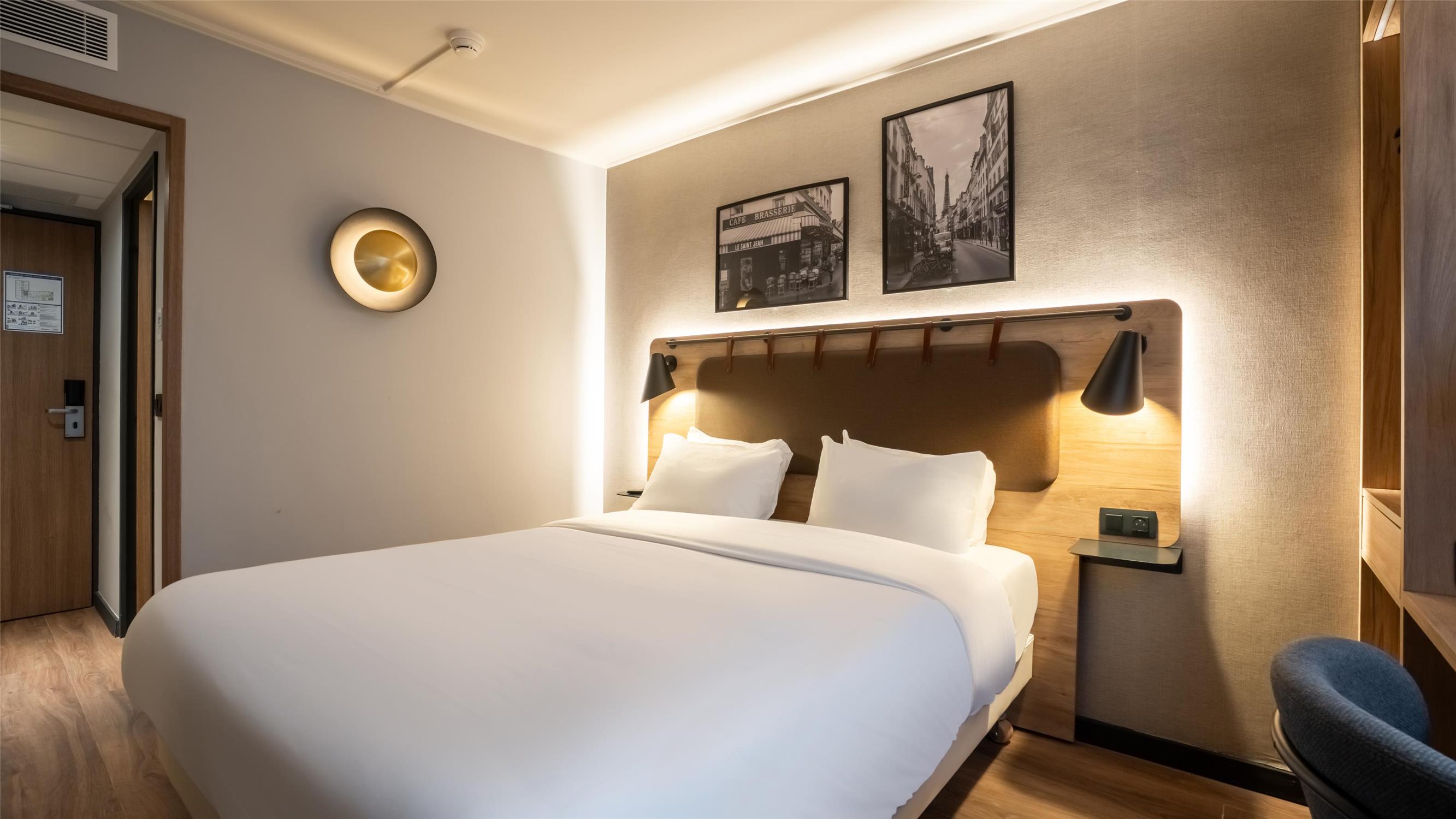 Campanile PRIME - Standard Room Queen Bed