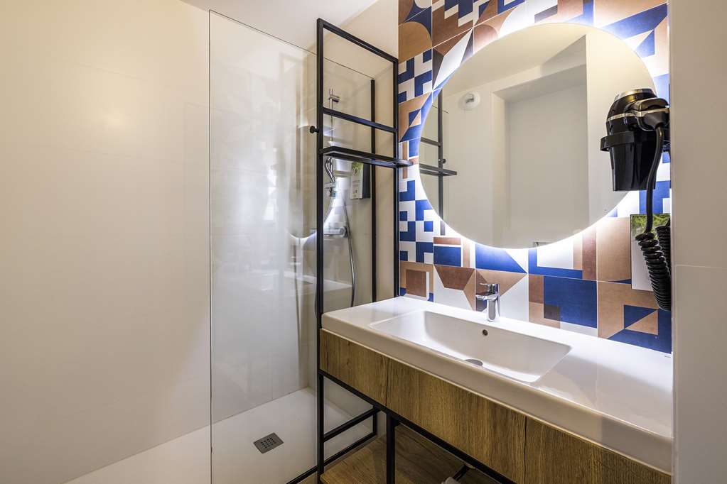 CAMPANILE PERPIGNAN - AEROPORT-guestroom-Guest Room,Bathroom,On-Site.jpg