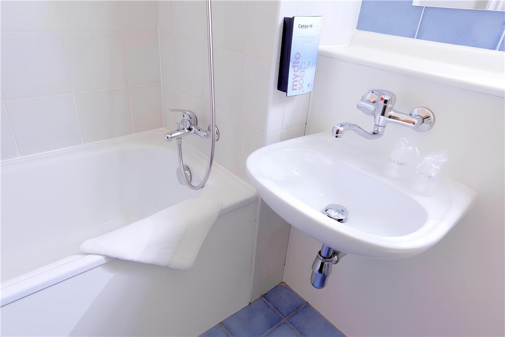 CAMPANILE PERPIGNAN SUD-guestroom-Guest Room,Bathroom,On-Site.jpg
