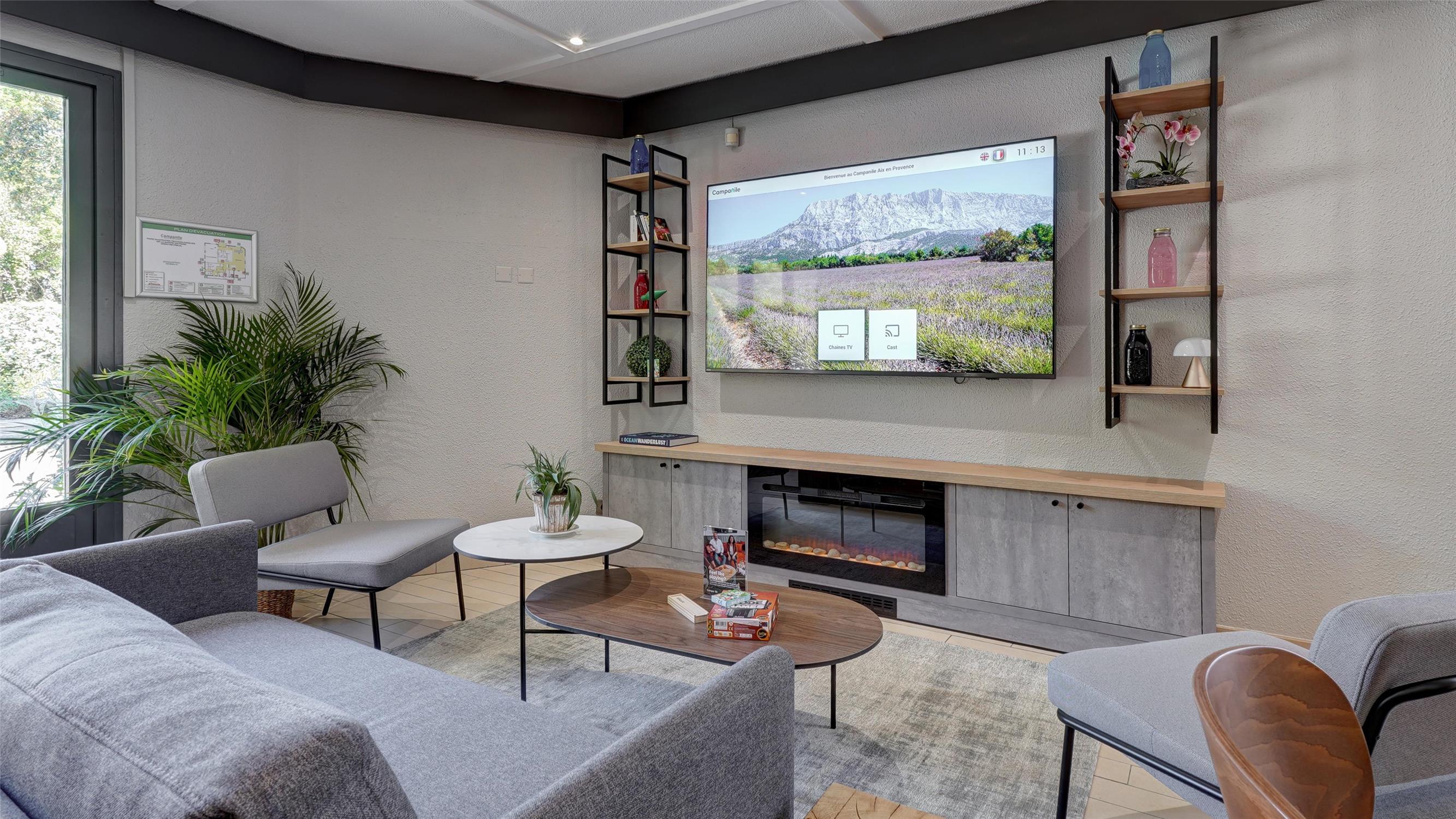 HÔTEL CAMPANILE NATURE - POITIERS SUD AEROPORT - Vue du lobby