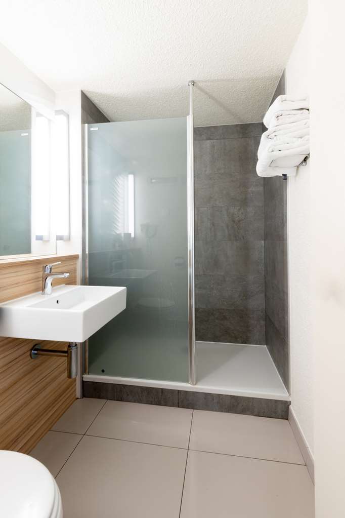 CAMPANILE REIMS TINQUEUX-guestroom-Guest Room,Bathroom,On-Site.jpg