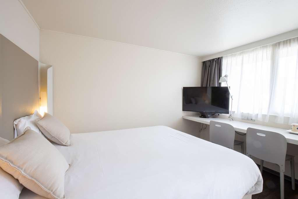 CAMPANILE REIMS SUD - BEZANNES-guestroom-Guest Room,On-Site.jpg