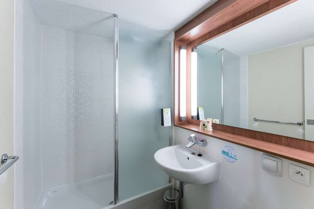 CAMPANILE ROUEN SUD ZNITH PARC EXP-guestroom-Guest Room,Bathroom,On-Site.jpg