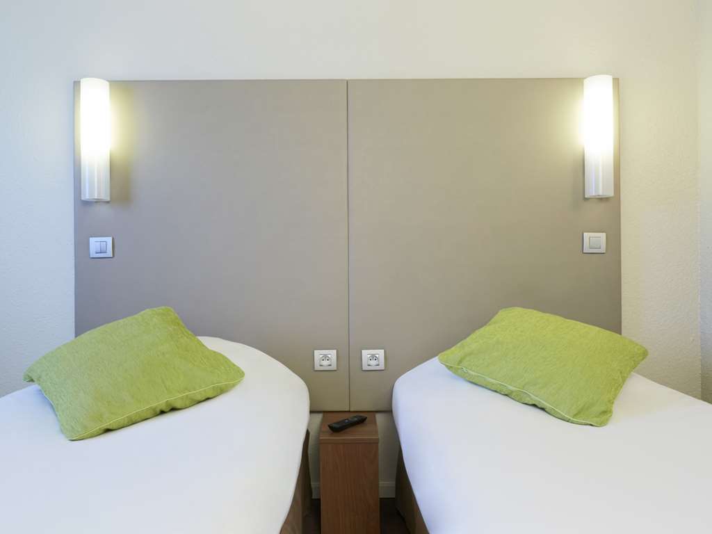 CAMPANILE SAINT GERMAIN EN LAYE-guestroom-Guest Room,Bed,Bedding,Guest Room Amenity,On-Site,Telephone.jpg