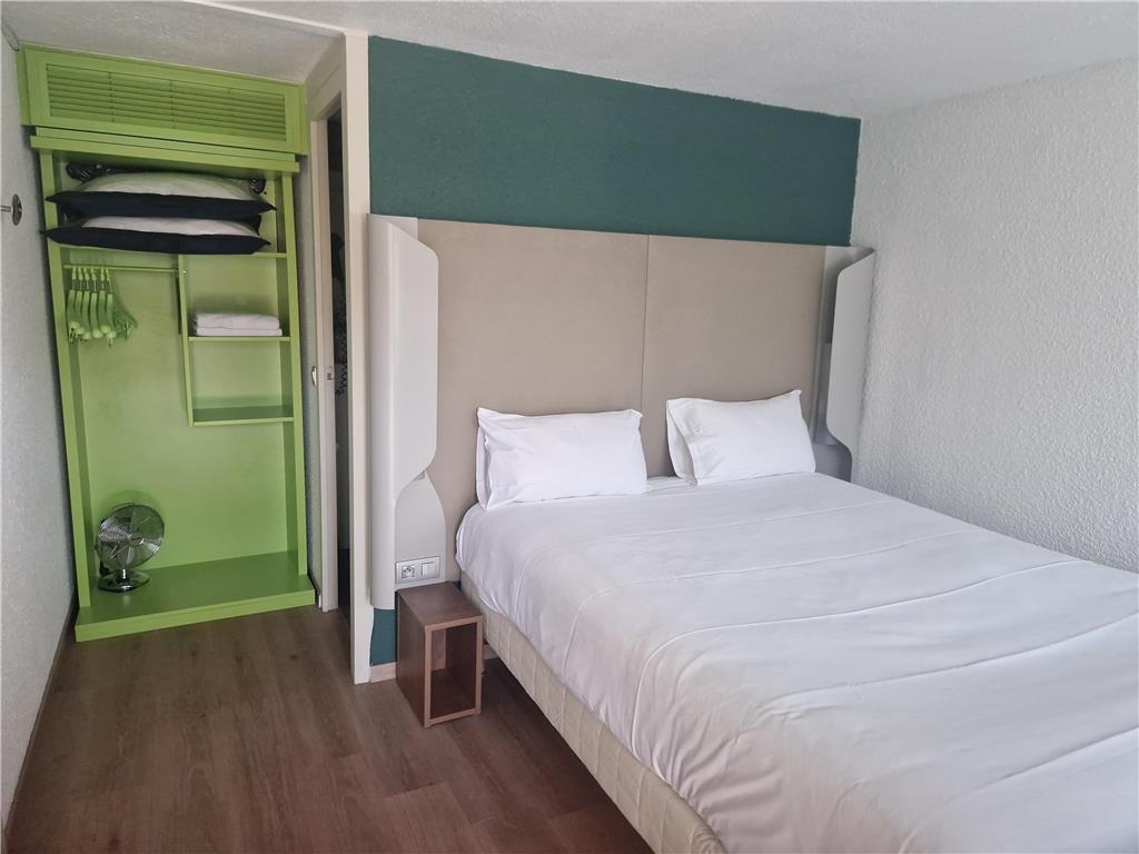 CAMPANILE SAINT QUENTIN-guestroom-Guest Room,On-Site.jpg