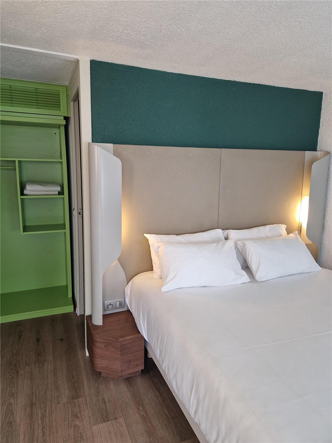 HOTEL CAMPANILE SAINT QUENTIN - Guest room
