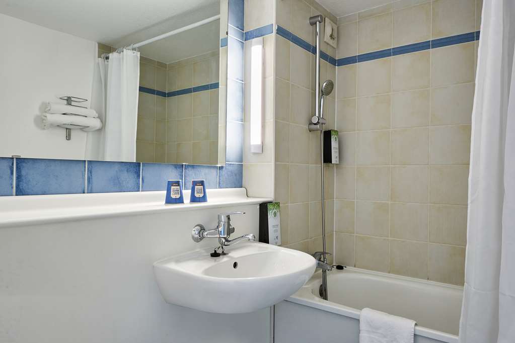 KYRIAD TARBES - BASTILLAC-guestroom-Guest Room,Bathroom,On-Site.jpg