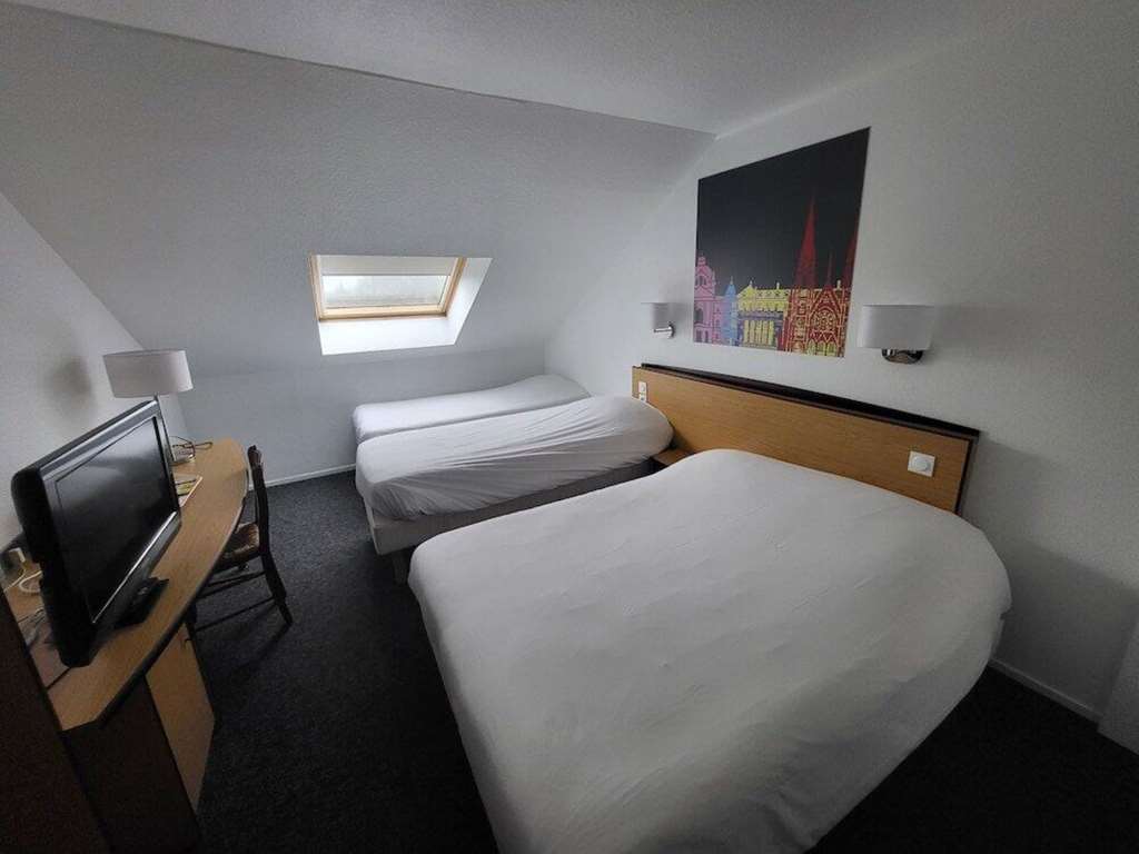KYRIAD TARBES - BASTILLAC-guestroom-Guest Room,On-Site.jpg