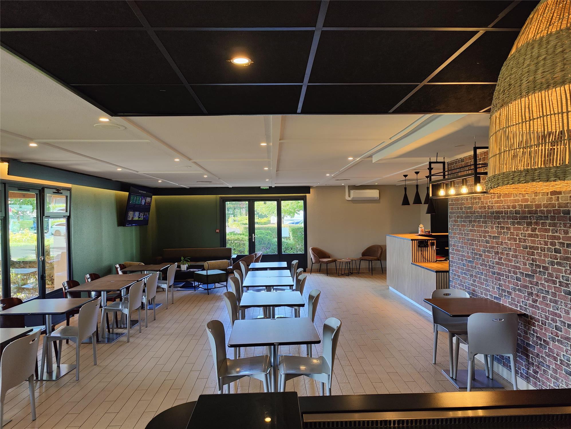 HOTEL CAMPANILE THIERS - RESTAU VUE GENERALE