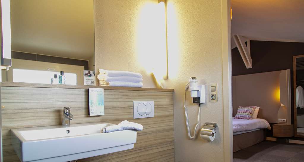CAMPANILE TOULOUSE - BLAGNAC AROPOR-guestroom-Guest Room,Bathroom,On-Site.jpg