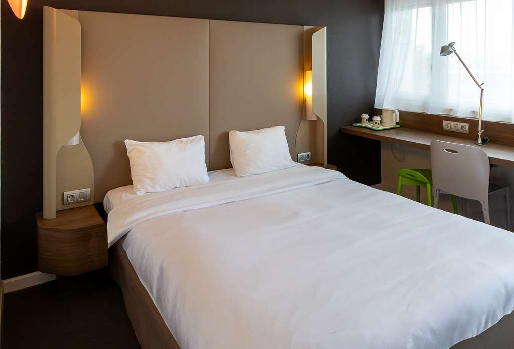 CAMPANILE TOULOUSE - BLAGNAC AROPOR-guestroom-Guest Room,On-Site.jpg