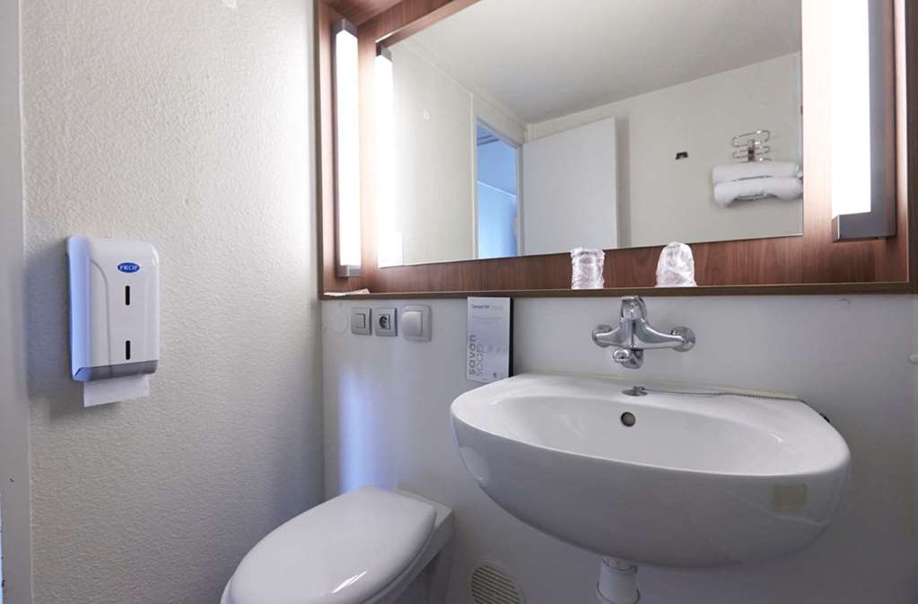 CAMPANILE TOURS SUD - JOU LS TOUR-guestroom-Guest Room,Bathroom,On-Site.jpg