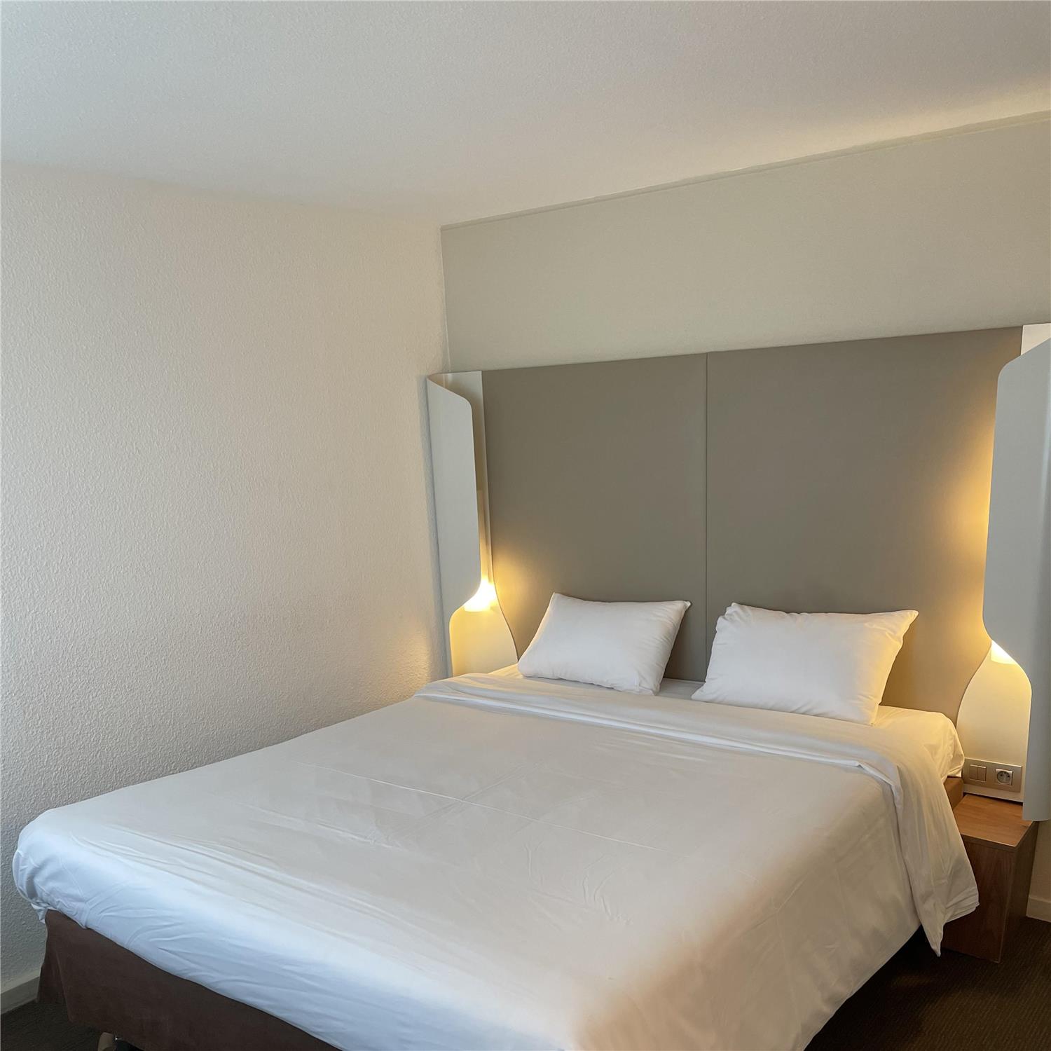 HÔTEL CAMPANILE TROYES SUD - Buchères - Chambres / Logements